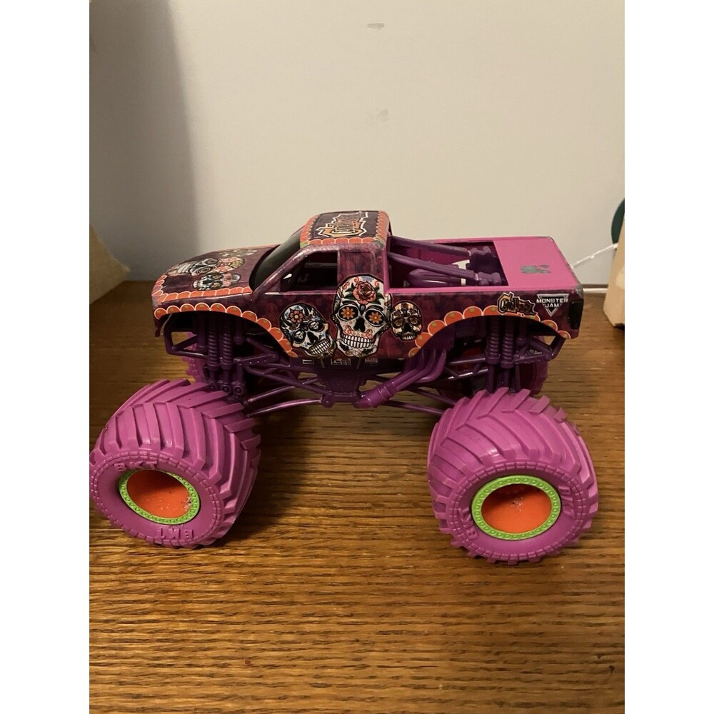 Monster Jam Calavera 2023 Series 19 Die Cast 1:24 Spin Master Pink